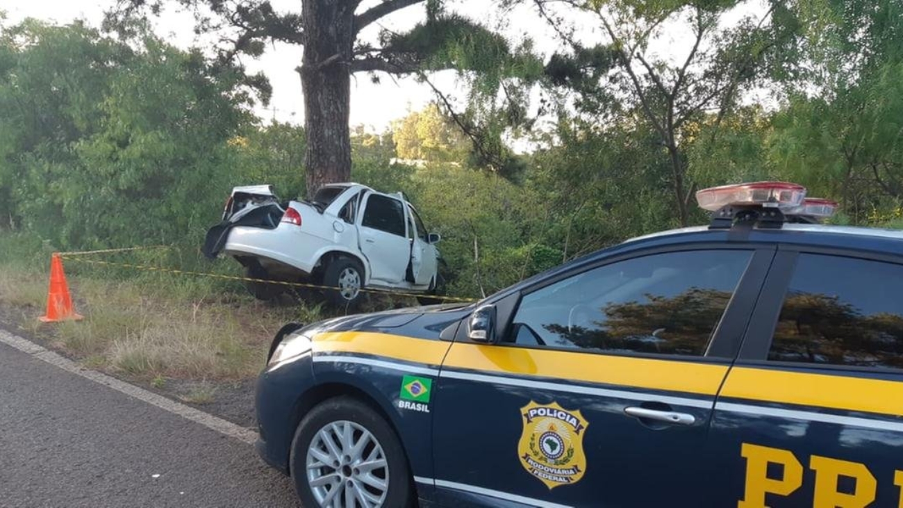 Chevrolet Classic "abraçou" árvore em colisão na BR 287, em Unistalda | Foto: PRF/Divulgação