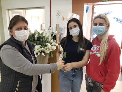 Entrega de rosas para pacientes e acompanhantes