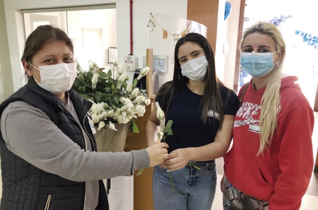 Entrega de rosas para pacientes e acompanhantes
