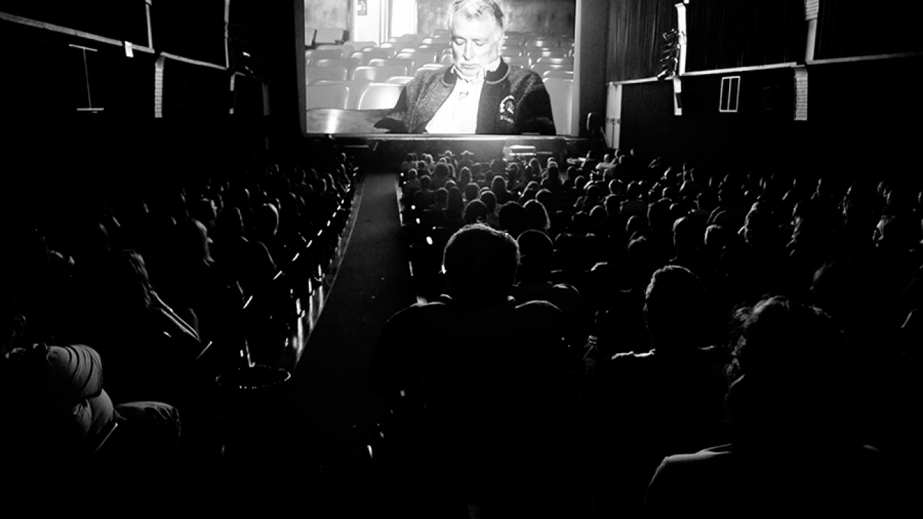 Filme sendo exibido na sessão de abertura do FCTP em NOV2028 - Fotografia de Mixi de Quadros